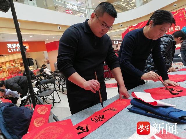 书法家现场写春联、“福”字。张建波 摄