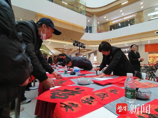 书法家现场写春联、“福”字。张建波 摄