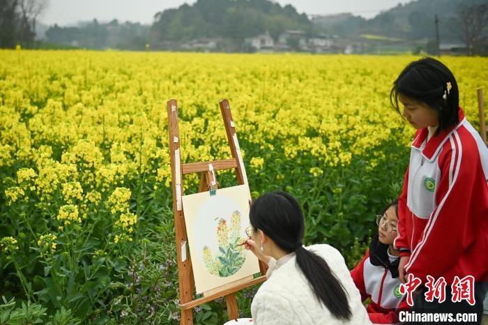 四川眉山:师生走进乡村田间写生创作